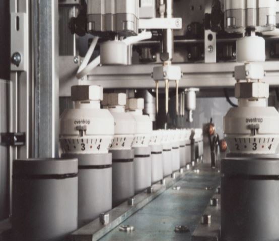 Montagelinie mit Automationskomponenten für Thermostatköpfe