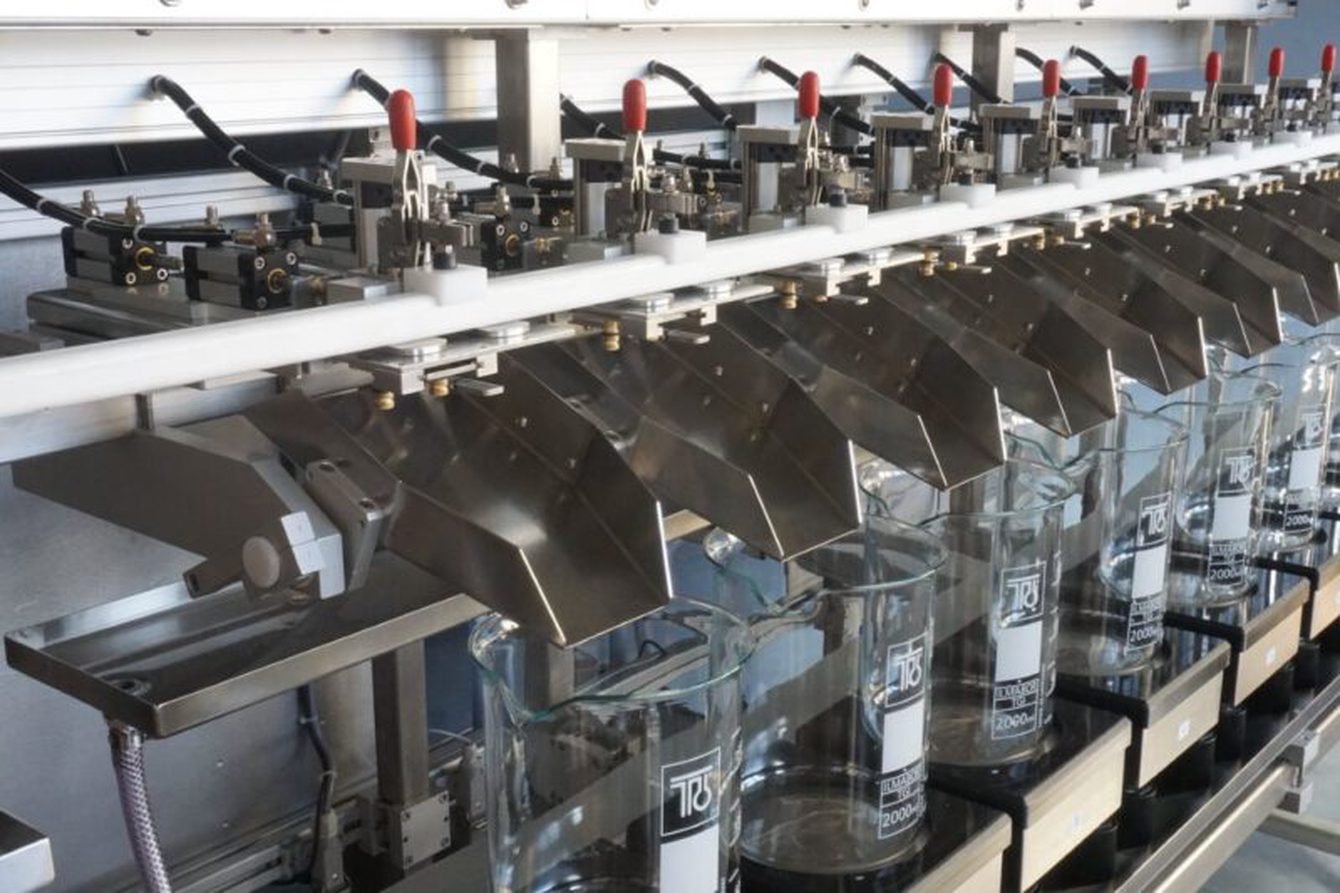 Automatisierte Mehrstationen-Anlage mit Edelstahlrutschen und Messbechern