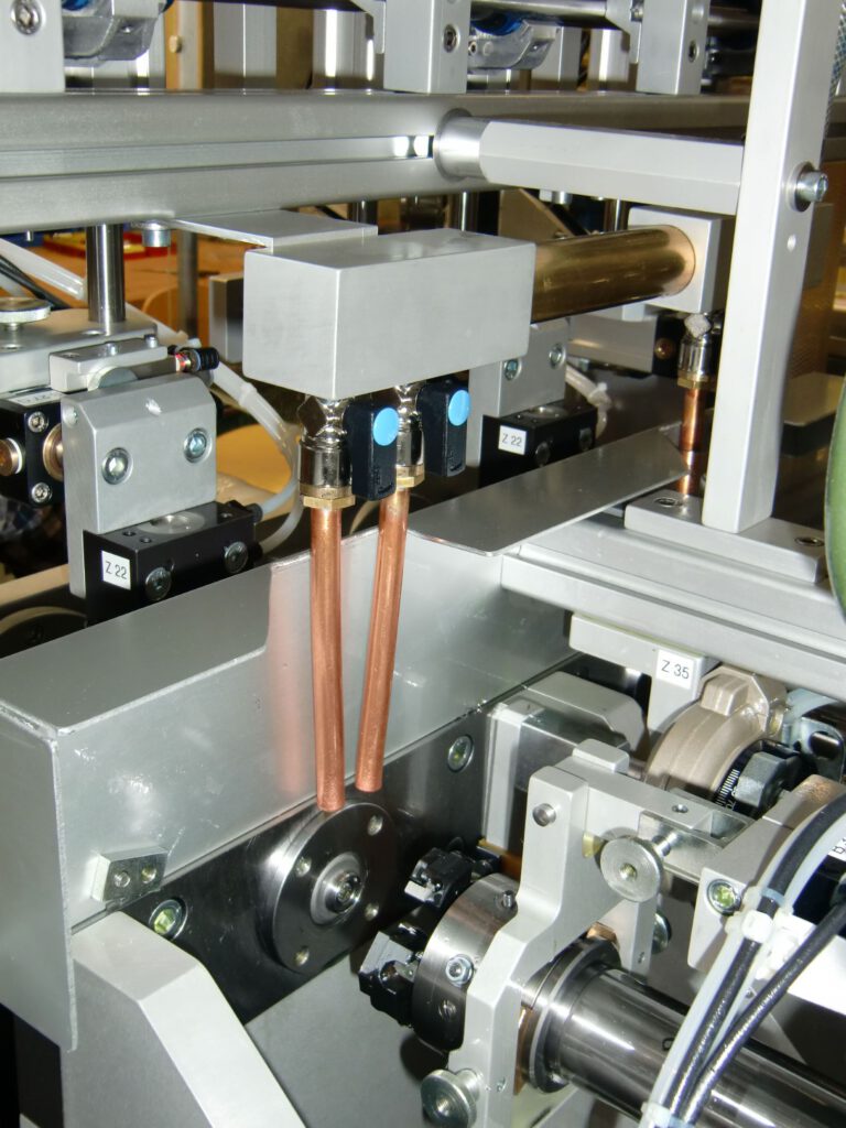 Ansenk- und Gewindeschneidmaschine für Membrandeckel mit zwei Bearbeitungs-Stationen und hydraulischer Spannung
