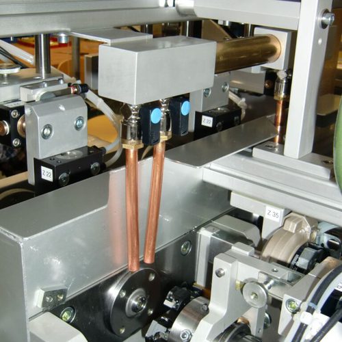 Ansenk- und Gewindeschneidmaschine für Membrandeckel mit zwei Bearbeitungs-Stationen und hydraulischer Spannung