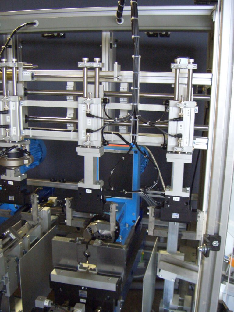 Anfasautomat für Edelstahlrohre mit zwei Bearbeitungs-Stationen und hydraulischer Spannung