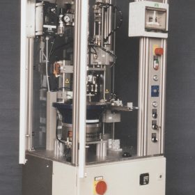 Entnahme der Teile direkt aus einer Kunststoffspritzmaschine mit einem Roboter